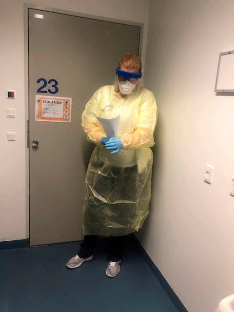 Fysioterapeut Anne-Sofie Muusmann er på vej gennem slusestuen for at komme ind til isolationsstuerne. Hun normalt ansvarlig for hjerterehabiliteringen på Hvidovre Hospital. Hun har siden aflysning af hjerteholdene tilset patienter med Covid-19 på infektionsmedicinsk afdeling.