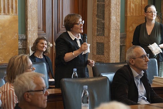 Zoom-møder sparer ikke altid tid, fortalte professor Dan Zahavi. De virtuelle møder er dog en stor fordel i international samarbejde, kommenterede professor Liselotte Højgaard fra Nuklearmedicin og PET på Rigshospitalet. Foto: Videnskabernes selskab, Kristoffer Frøkjær.